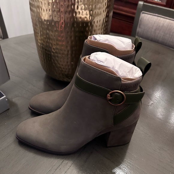 VIONIC Tenley Women's Mid Shaft Ankle Boot - Picture 3 of 15